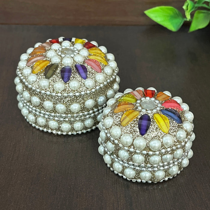 Handmade decorative sindoor boxes for women, ideal for temple décor and cultural home décor.